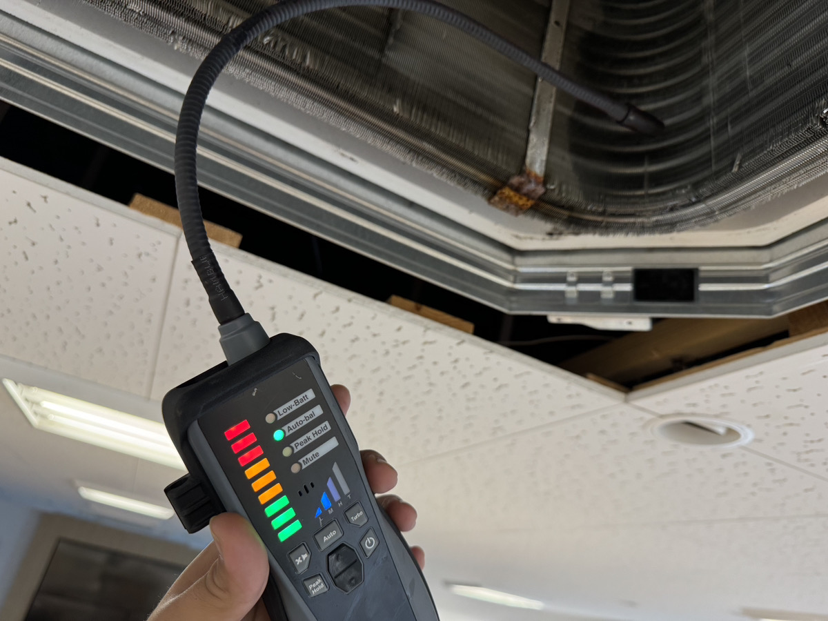 ガス漏れ検査をする様子