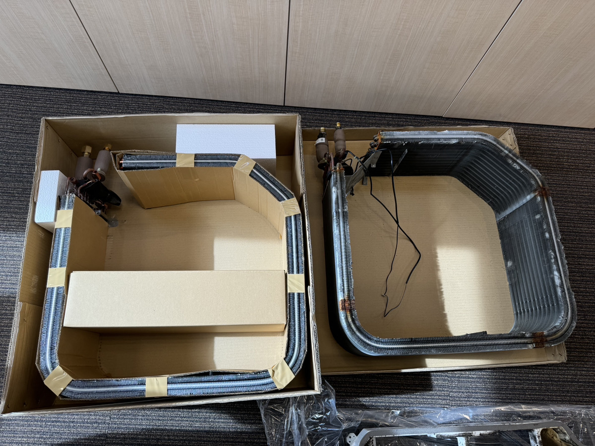 熱交換器部品比較（左：新しい部品/右：古い部品）