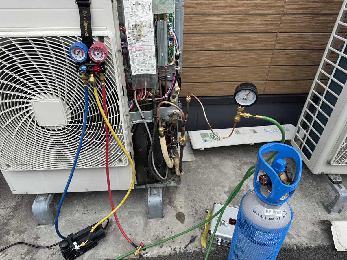 窒素耐圧試験を行っている様子