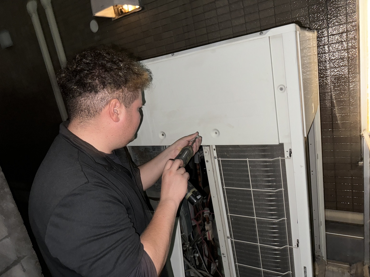 エアコンを修理する様子